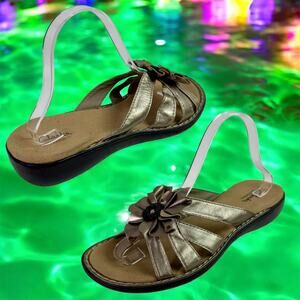 Clarks Bendables Women's 9M Silver Leather Lena Adore Slide On Sandals Flower
